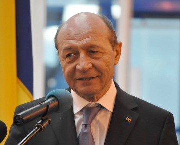 Băsescu: Iohannis aproape că se pupă pe gură cu Ponta. Așa e, sunt pensionar și postez pe Facebook